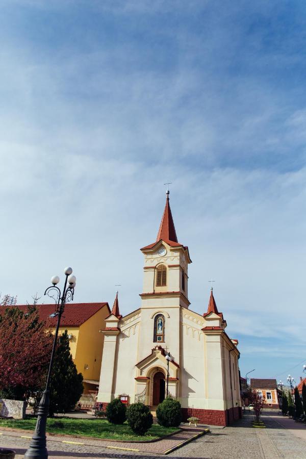 Готель Тячів Eksteriør bilde